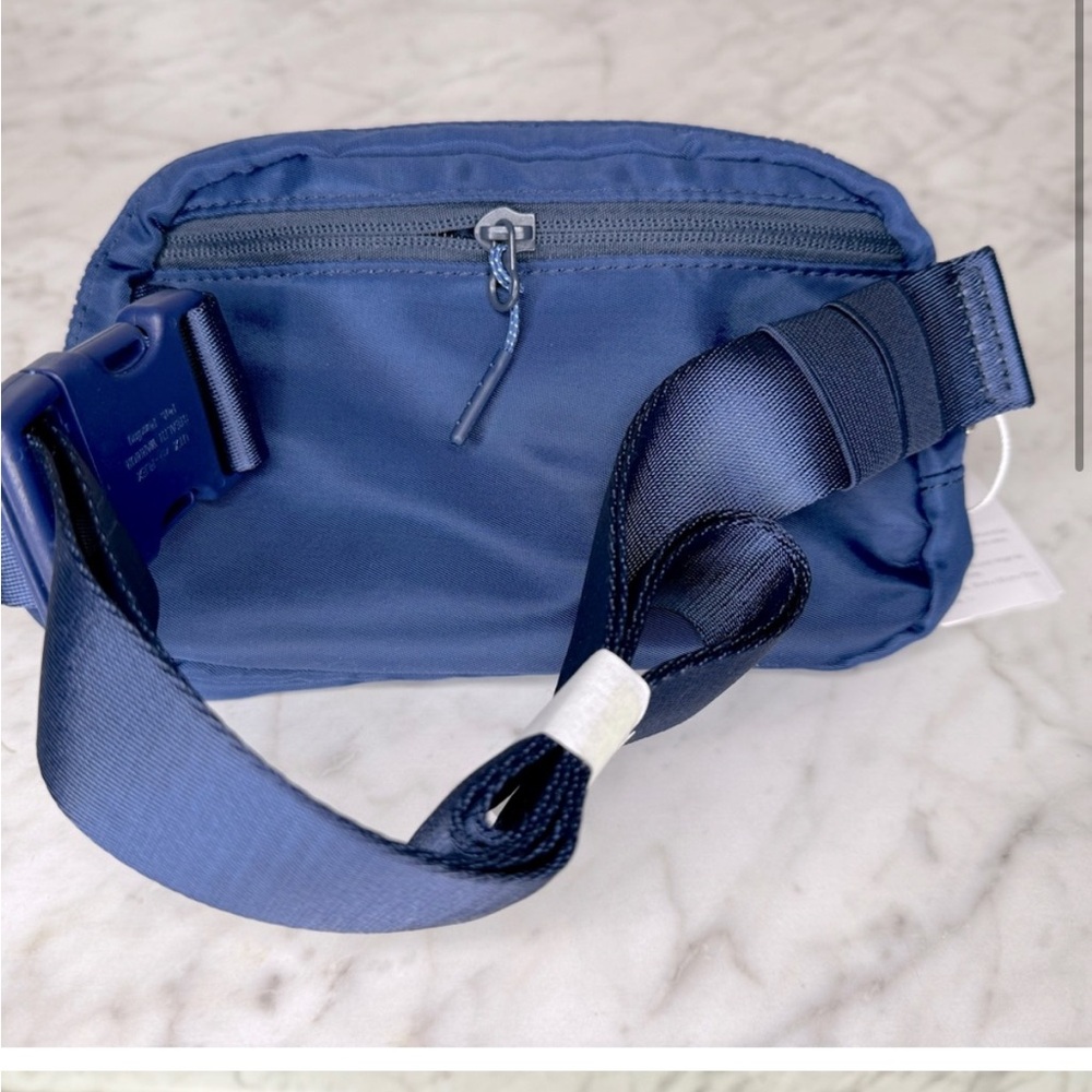 NWT Lululemon Belt Bag 1L -Navy - Picture 2 of 4